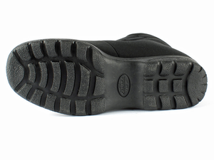 The rubber sole never freezes so it is always sticky that gives it the ability to have great traction on the snow.